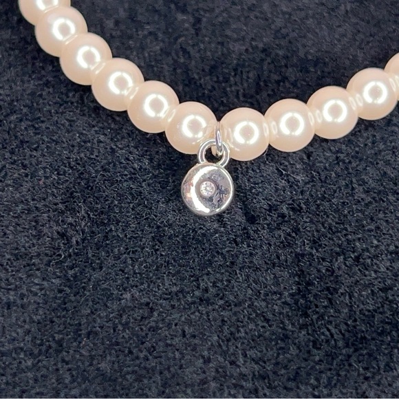Vintage Pearly Style Bracelet Classic Retro Stretch Ivory White Silver Charm - Picture 6 of 7